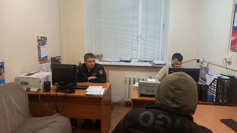 Житель Челябинска в центре Тюмени демонстративно снял номера с "Мерседеса"