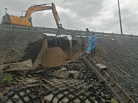 На размытом участке окружной дороги в Тюмени идут восстановительные работы