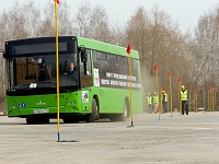 Водители маршрутных автобусов показали виртуозное вождение на полигоне