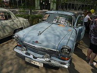 Тюменцы оценили ретро автомобили, принявшие участие в торжественном шествии