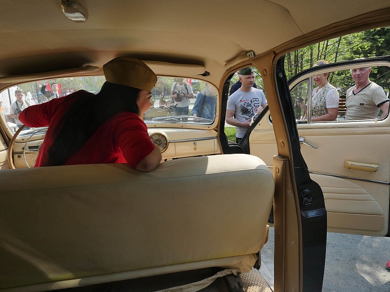 Тюменцы оценили ретро автомобили, принявшие участие в торжественном шествии