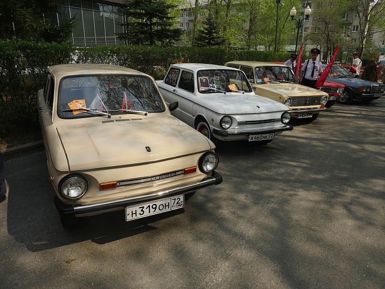 Тюменцы оценили ретро автомобили, принявшие участие в торжественном шествии