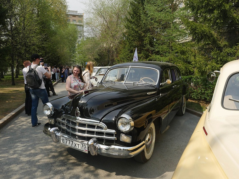 Тюменцы оценили ретро автомобили, принявшие участие в торжественном шествии