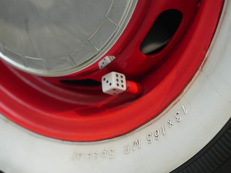 Тюменцы оценили ретро автомобили, принявшие участие в торжественном шествии