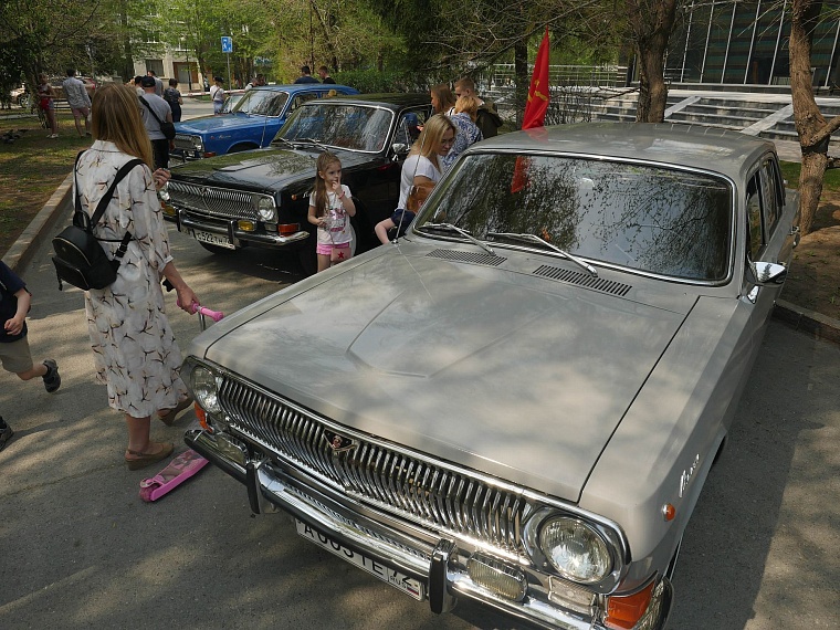 Тюменцы оценили ретро автомобили, принявшие участие в торжественном шествии