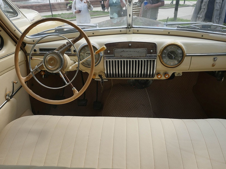 Тюменцы оценили ретро автомобили, принявшие участие в торжественном шествии