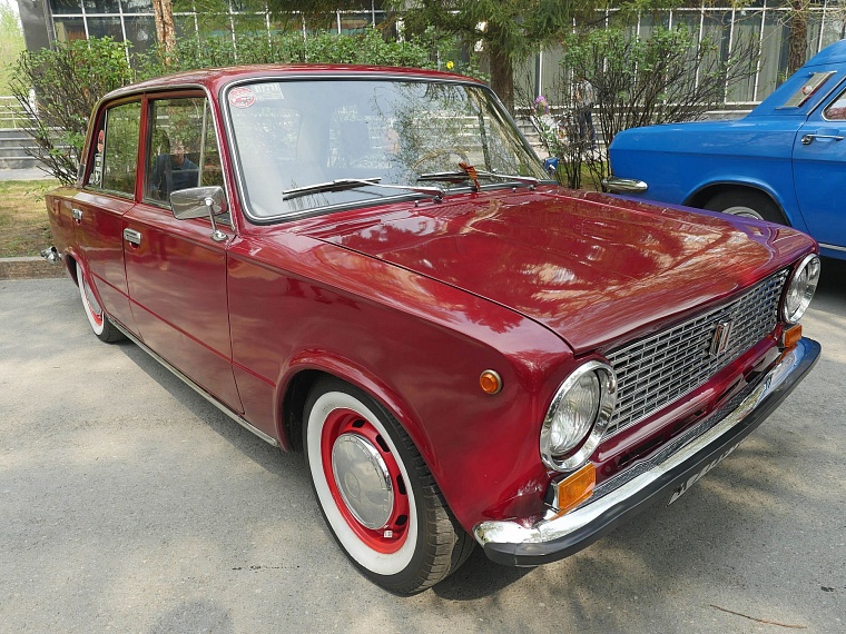 Тюменцы оценили ретро автомобили, принявшие участие в торжественном шествии