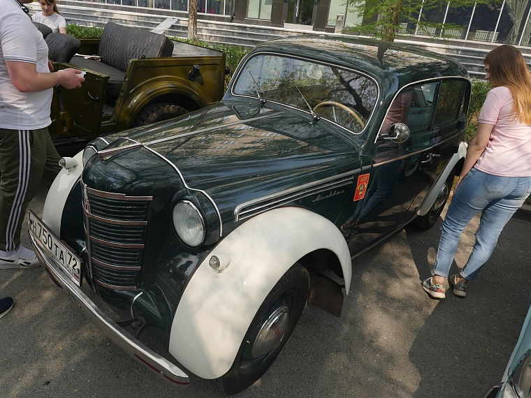 Тюменцы оценили ретро автомобили, принявшие участие в торжественном шествии