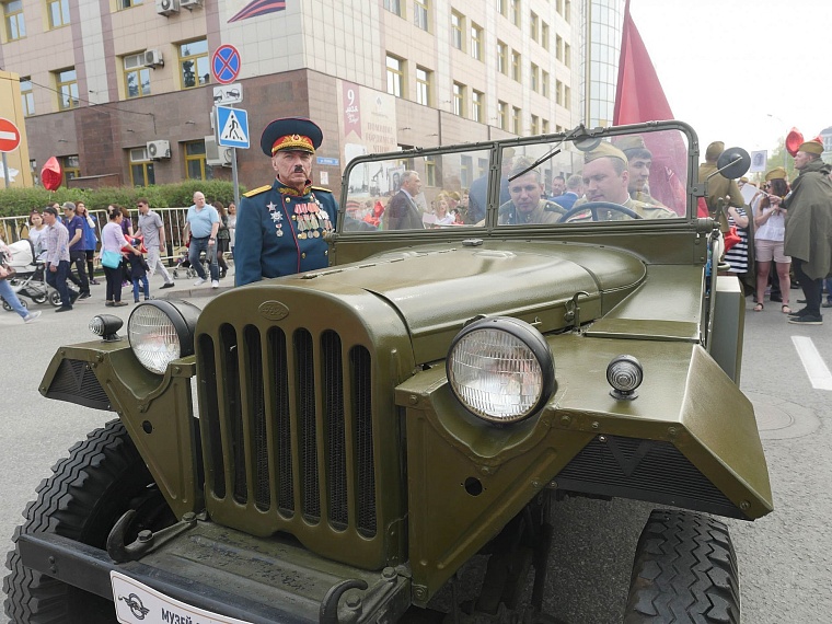 Тюменцы оценили ретро автомобили, принявшие участие в торжественном шествии