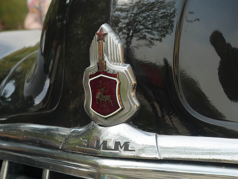 Тюменцы оценили ретро автомобили, принявшие участие в торжественном шествии