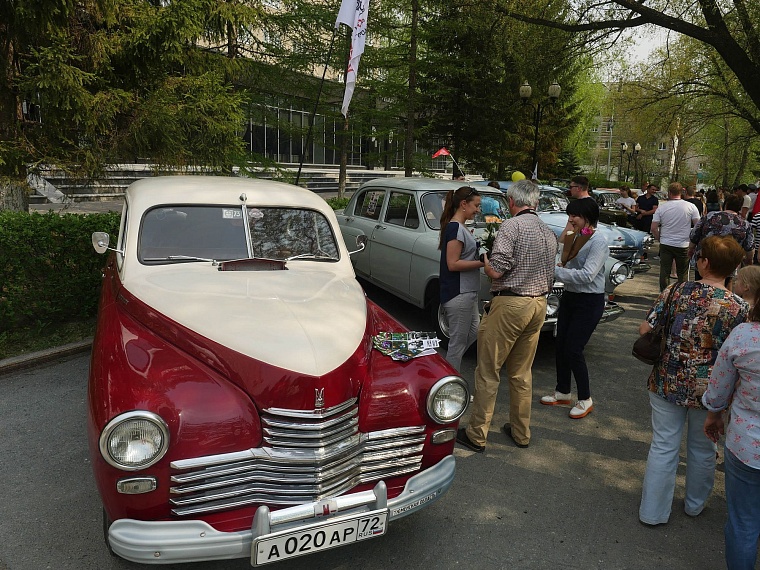 Тюменцы оценили ретро автомобили, принявшие участие в торжественном шествии