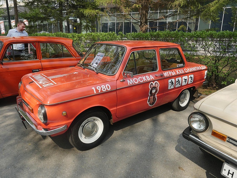 Тюменцы оценили ретро автомобили, принявшие участие в торжественном шествии