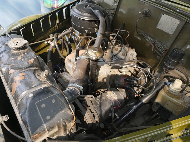 Тюменцы оценили ретро автомобили, принявшие участие в торжественном шествии