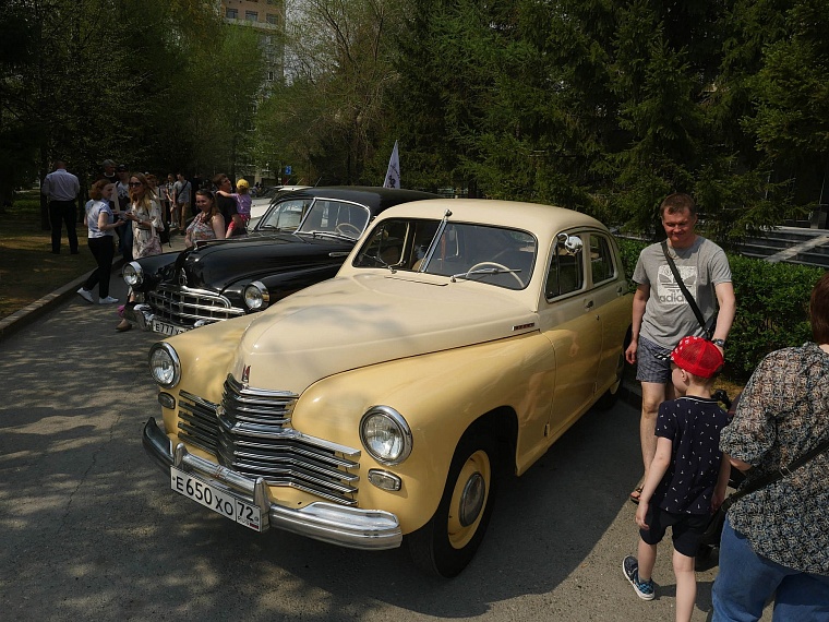 Тюменцы оценили ретро автомобили, принявшие участие в торжественном шествии