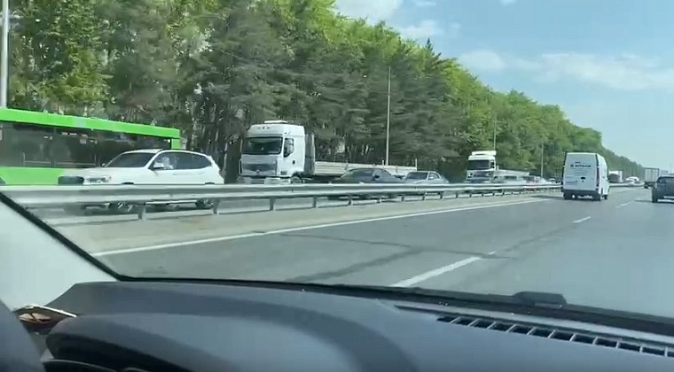 На трассе Екатеринбург - Тюмень образовалась огромная пробка