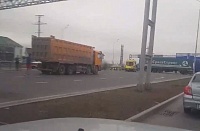 В Тюмени от удара в ограждение пассажир грузовика вылетел через лобовое стекло