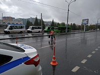 Тюменцы переходят дорогу вне перехода, не боясь экипажей ДПС