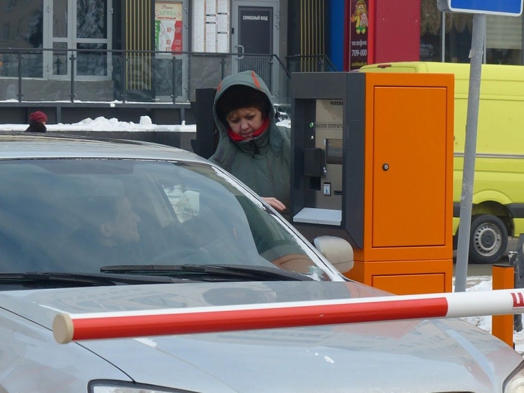 Тюменцы стоят в очереди на тестовую парковку