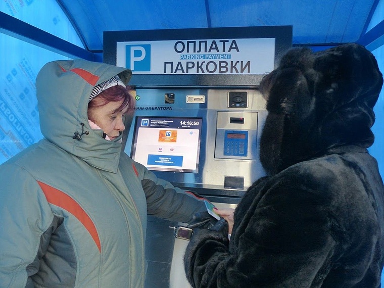 Тюменцы стоят в очереди на тестовую парковку