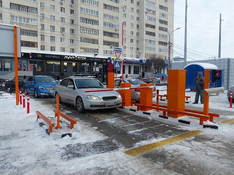 Тюменцы стоят в очереди на тестовую парковку