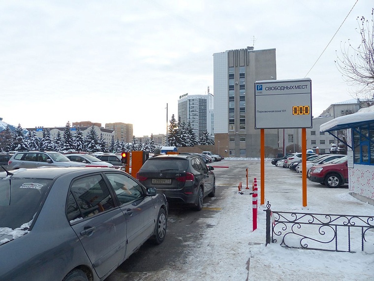 Тюменцы стоят в очереди на тестовую парковку