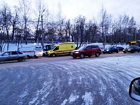 Большая авария у Александровского сада: маршрутка врезалась в столб