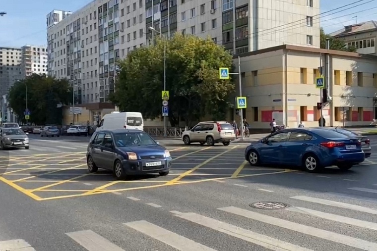 На перекрестке Профсоюзная - Советская в Тюмени появилась "вафельная" разметка