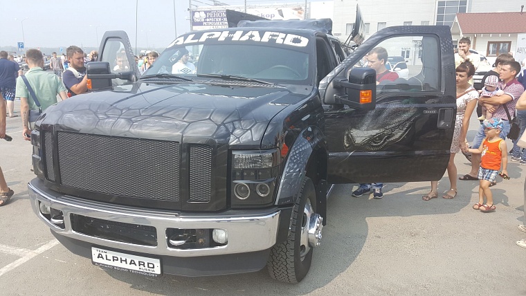 На чемпионате по автозвуку из машин едва не вылетали стекла