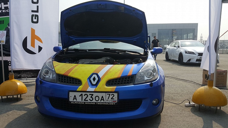 На чемпионате по автозвуку из машин едва не вылетали стекла