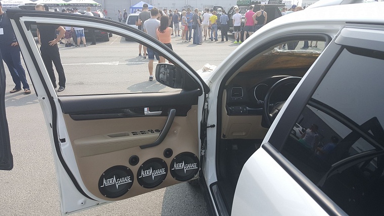 На чемпионате по автозвуку из машин едва не вылетали стекла