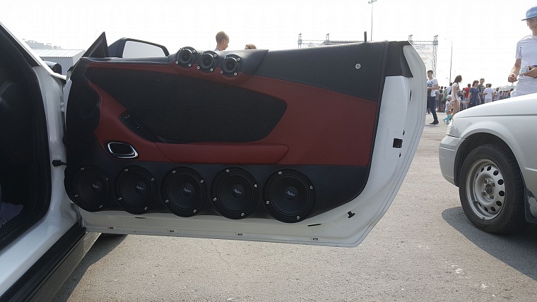 На чемпионате по автозвуку из машин едва не вылетали стекла