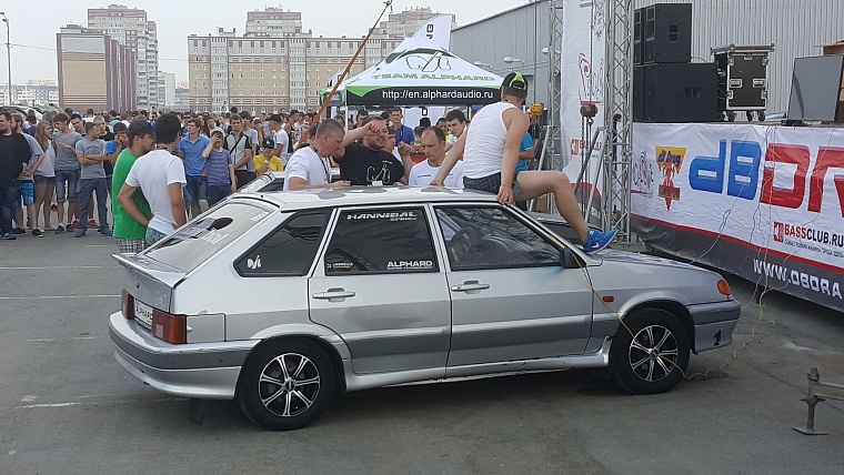 На чемпионате по автозвуку из машин едва не вылетали стекла