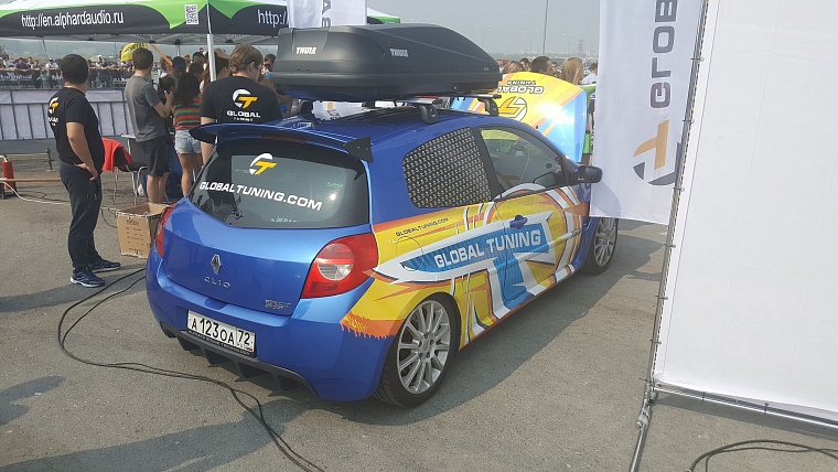 На чемпионате по автозвуку из машин едва не вылетали стекла