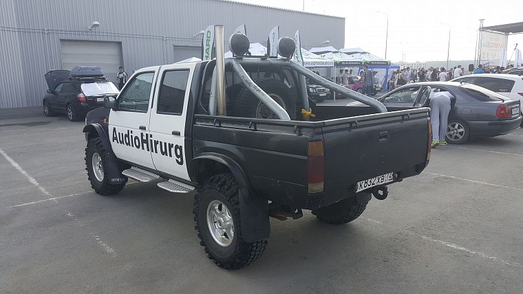 На чемпионате по автозвуку из машин едва не вылетали стекла