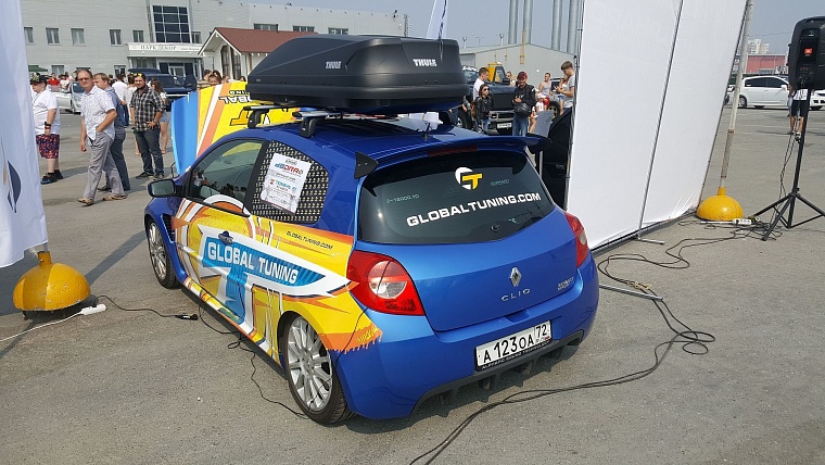 На чемпионате по автозвуку из машин едва не вылетали стекла