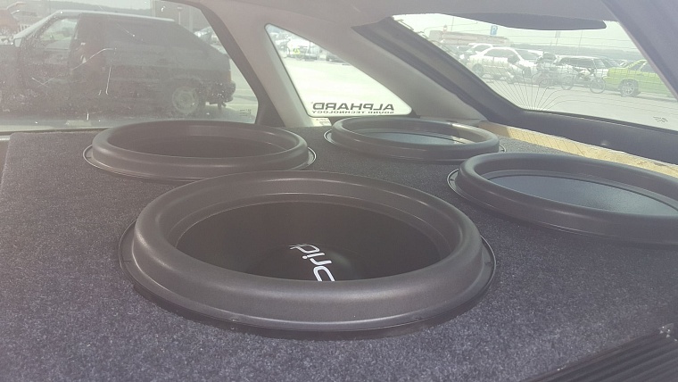 На чемпионате по автозвуку из машин едва не вылетали стекла