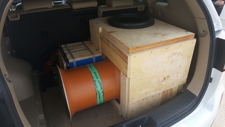 На чемпионате по автозвуку из машин едва не вылетали стекла