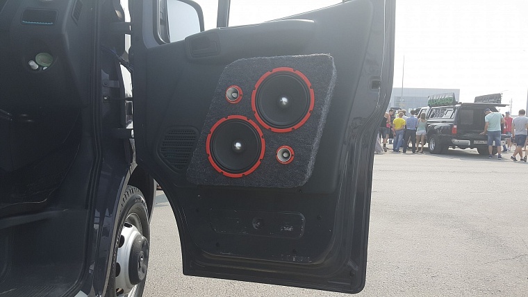 На чемпионате по автозвуку из машин едва не вылетали стекла