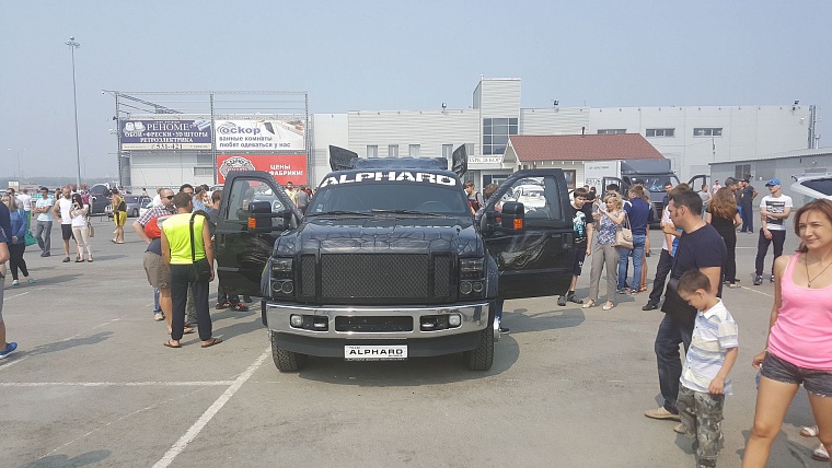 На чемпионате по автозвуку из машин едва не вылетали стекла