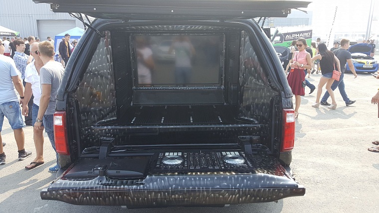 На чемпионате по автозвуку из машин едва не вылетали стекла