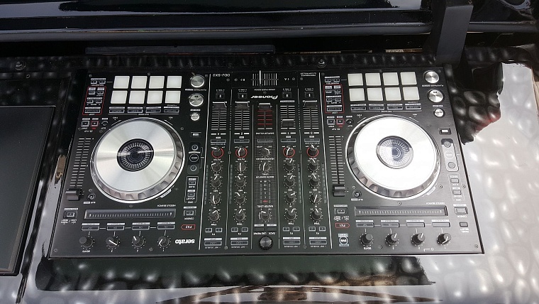 На чемпионате по автозвуку из машин едва не вылетали стекла