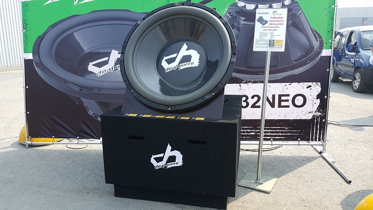 На чемпионате по автозвуку из машин едва не вылетали стекла