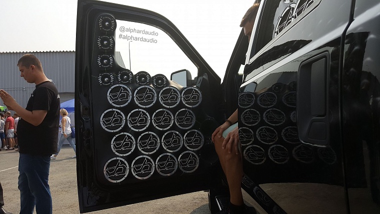 На чемпионате по автозвуку из машин едва не вылетали стекла