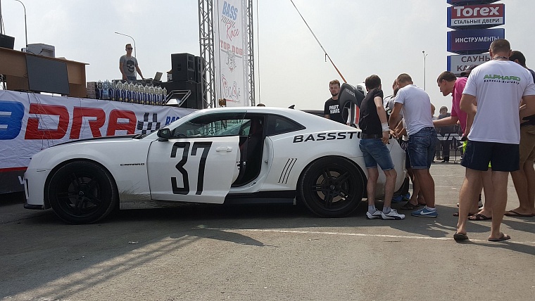 На чемпионате по автозвуку из машин едва не вылетали стекла