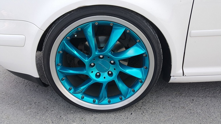 На чемпионате по автозвуку из машин едва не вылетали стекла