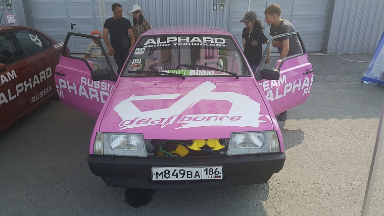 На чемпионате по автозвуку из машин едва не вылетали стекла