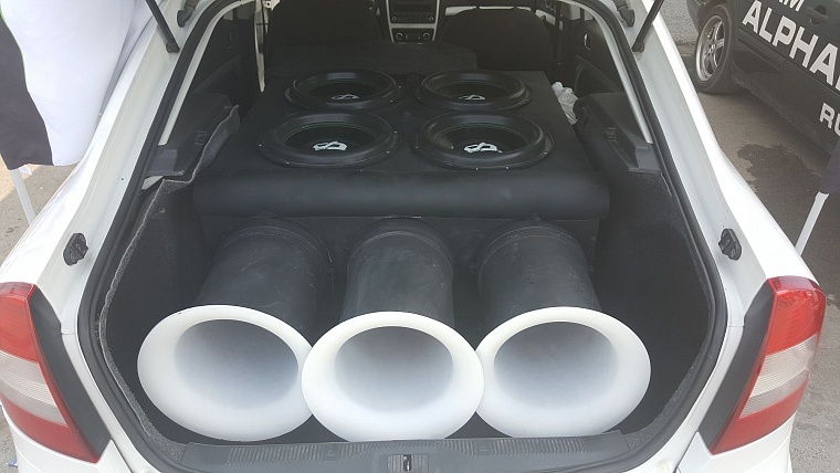 На чемпионате по автозвуку из машин едва не вылетали стекла