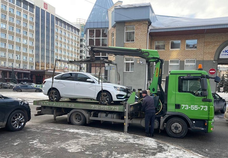 В Тюмени эвакуировали автомобили со стоянки на улице Советской