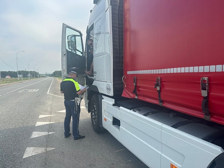 В жару на федеральных трассах Тюменской области сотрудники ГИБДД будут работать вместе с медиками