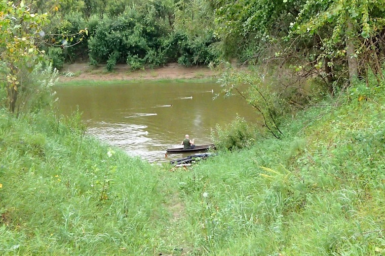 Со дна Ишима подняли гигантский бивень мамонта